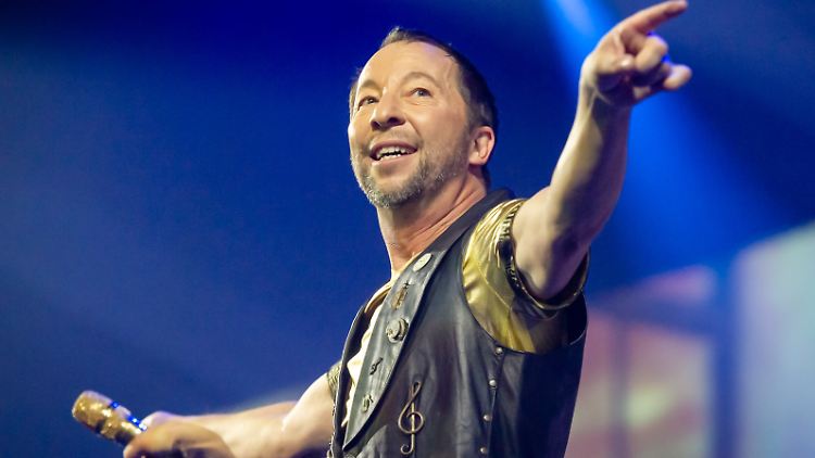 Die Patenschaft für das neue Haus hat DJ Bobo übernommen: "Es ist mir ein persönliches Anliegen, Familien und Kindern zu helfen, die schwere Zeiten hinter sich haben und nicht auf der Sonnenseite des Lebens stehen. Mit der Familie Mack und dem Europa-Park verbindet mich eine jahrzehntelange Freundschaft."