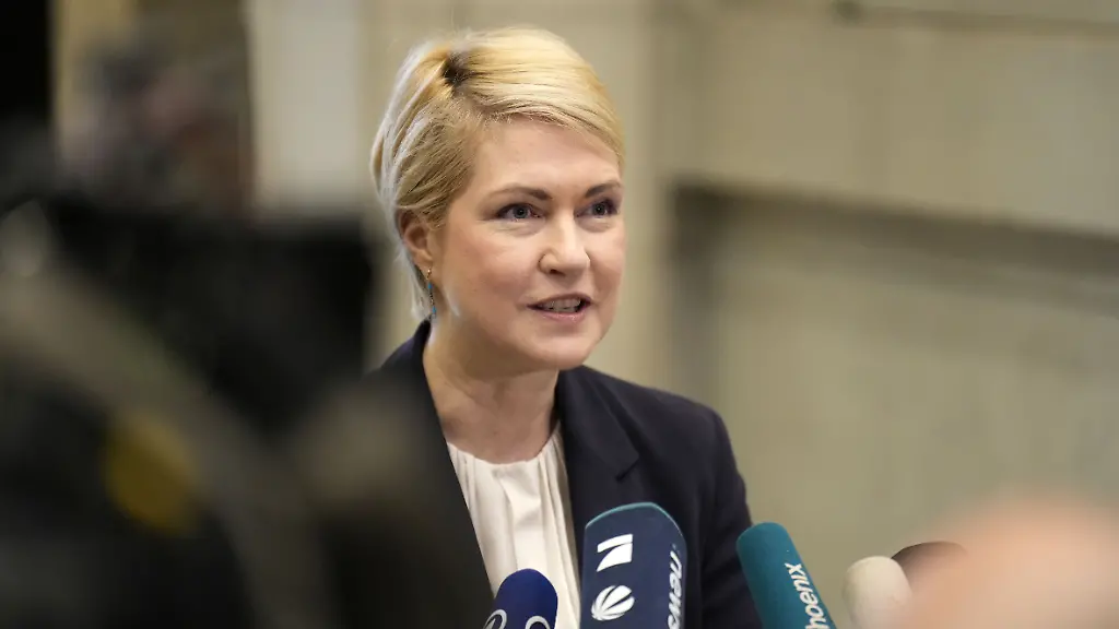 Als-Bundesratspraesidentin-uebernimmt-Mecklenburg-Vorpommerns-Regierungschefin-Manuela-Schwesig-die-Vertretung-fuer-den-Bundespraesidenten-Frank-Walter-Steinmeier-und-unterschreibt-in-seinem-Namen-gleich-drei-Gesetze