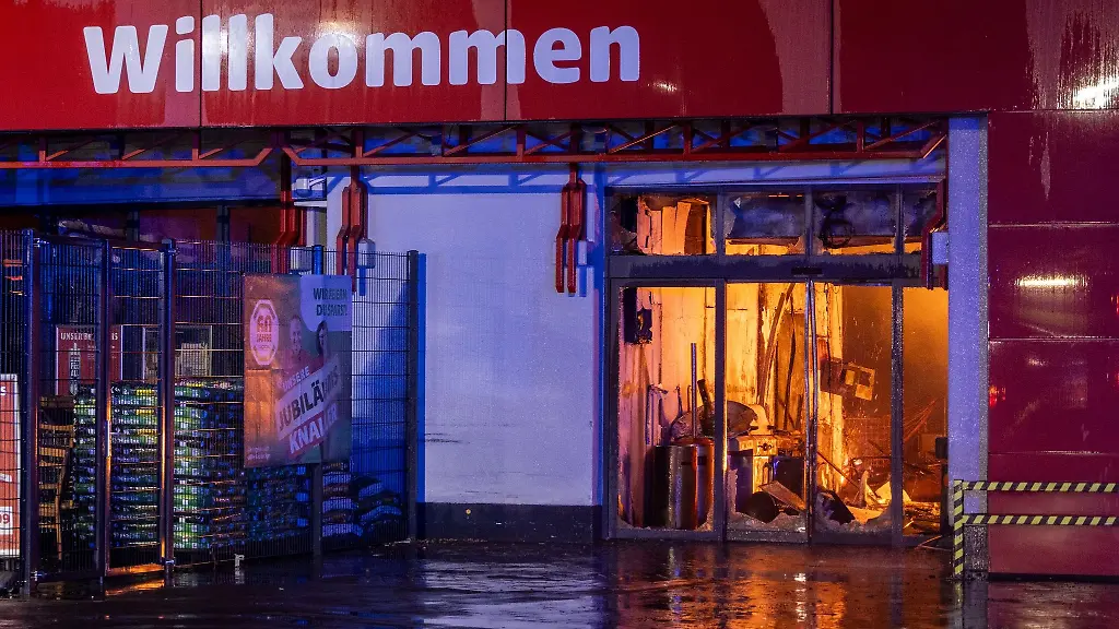 Grossbrand-in-einem-Baumarkt