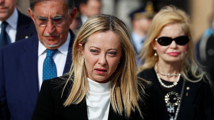 Giorgia Meloni kommt am Grab des unbekannten Soldaten an.