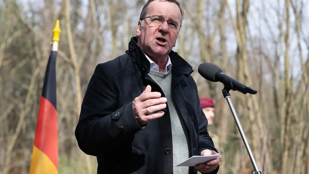 Boris-Pistorius-SPD-Bundesverteidigungsminister-spricht-waehrend-einer-Pressekonferenz-auf-dem-Gelaende-eines-geplanten-Bundeswehrstandorts