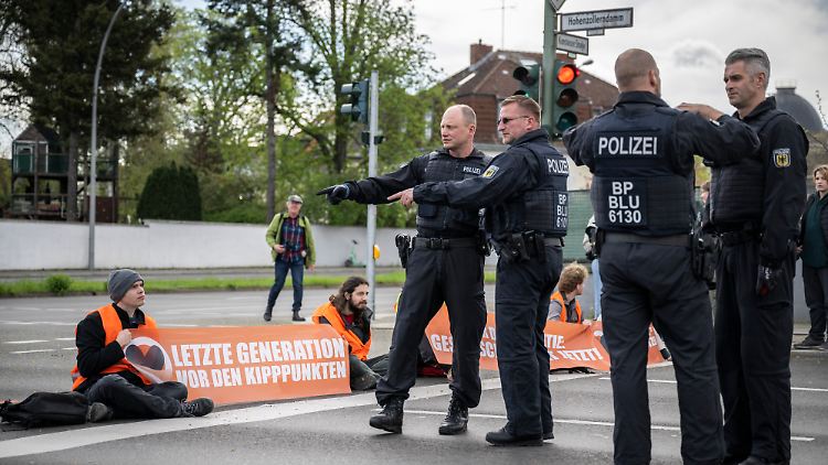 Die Berliner Polizei ist gut vorbereitet: An einigen Orten, die die Aktivisten für eine Blockade auserkoren haben, steht bereits vor ihrem Eintreffen eine Streife bereit.