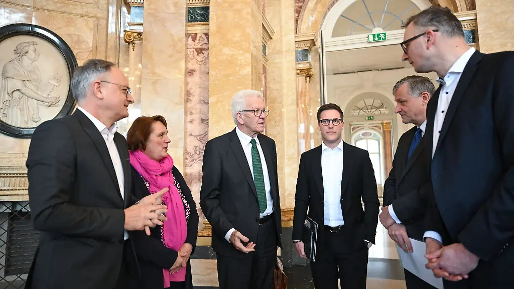 Andreas-Stoch-l-r-Theresa-Schopper-Winfried-Kretschmann-Manuel-Hagel-Hans-Ulrich-Ruelke-und-Andreas-Schwarz-stehen-im-Neuen-Schloss-in-Stuttgart-zusammen