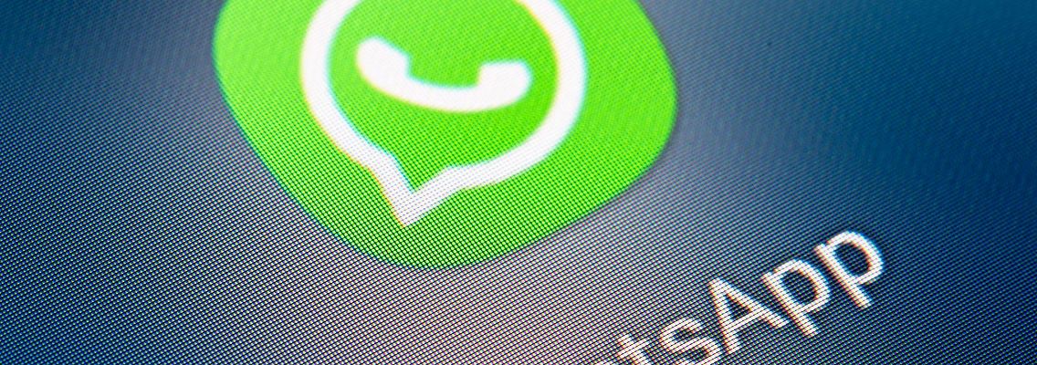 Whatsapp-Icon auf dem Bildschirm eines Smartphones.