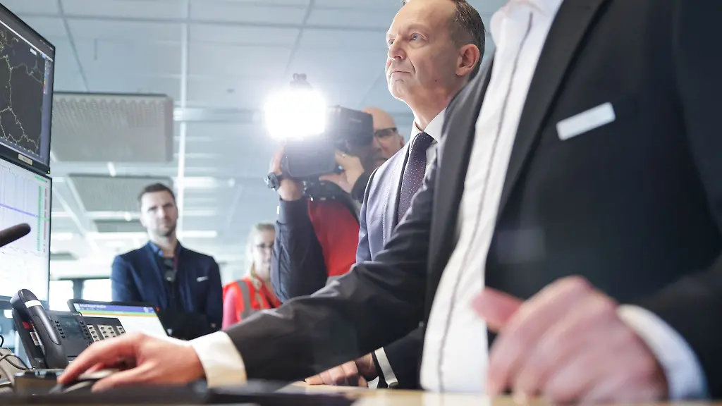 Volker-Wissing-FDP-2-v-r-Bundesminister-fuer-Digitales-und-Verkehr-erhaelt-eine-Vorfuehrung-der-Anwendung-Digital-Turnaround