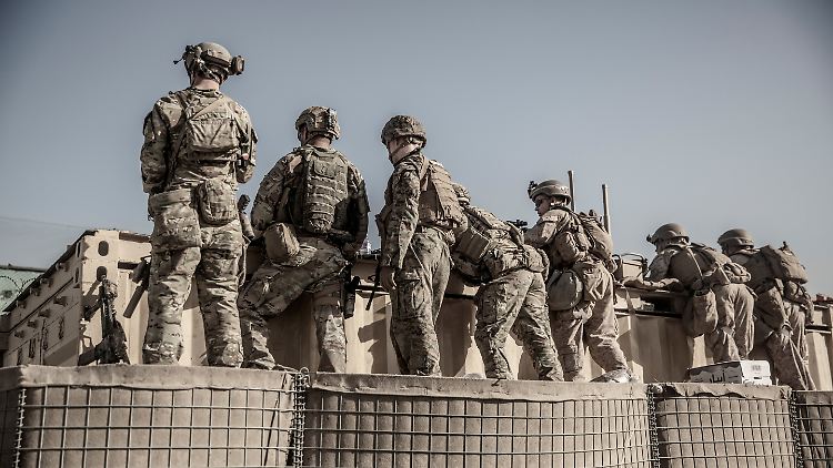 US-Soldaten überwachen die Evakuierung am Flughafen in Kabul. 