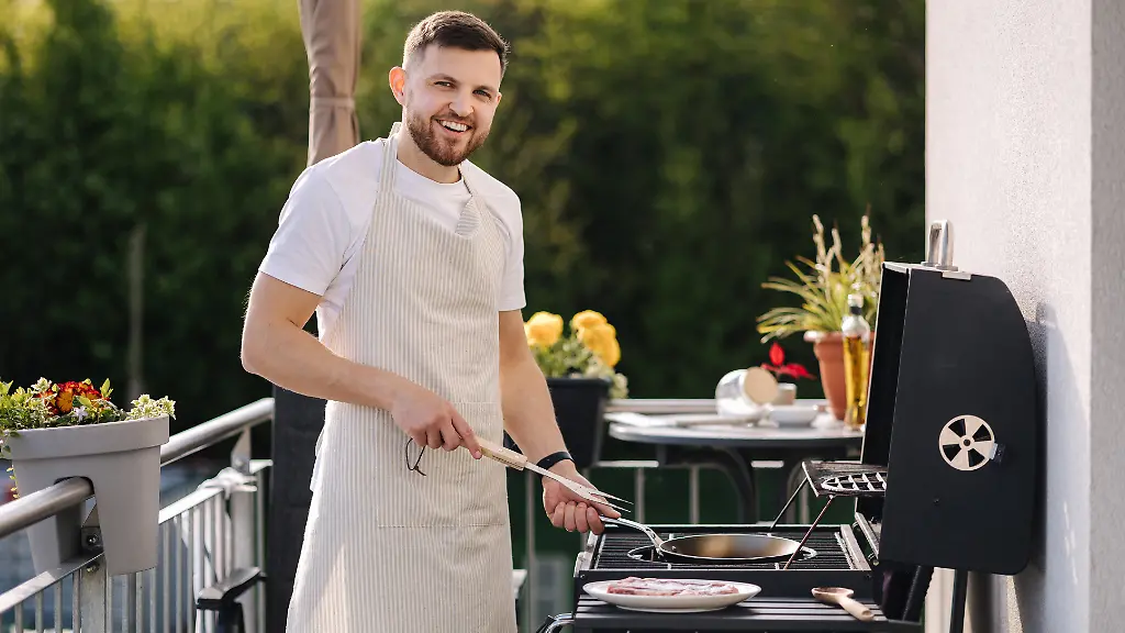 Grillen-auf-dem-Balkon-macht-mit-guten-Gas-und-Elektro-Grills-mehr-Spass