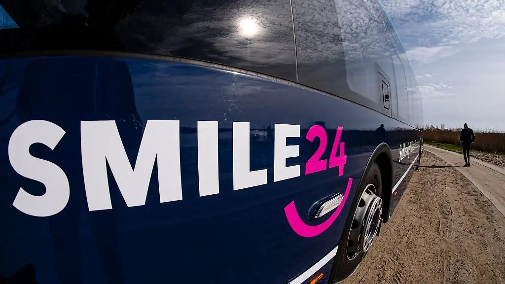 Ein-Linienbus-steht-zum-Start-des-Mobilitaet-Modellprojekts-SMILE24-am-Schleiufer