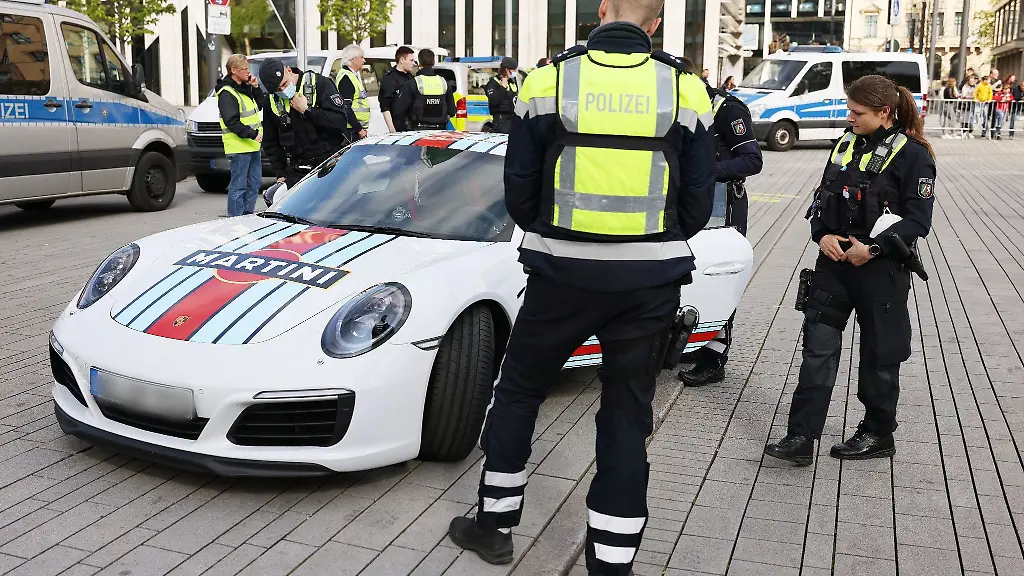 Polizeibeamte-kontrollieren-einen-Porsche-beim-Tuner-und-Poser-Treffen-am-Car-Freitag