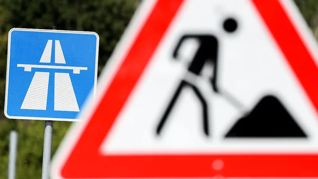 Ein-Schild-weist-auf-eine-Baustelle-auf-einer-Autobahn-hin