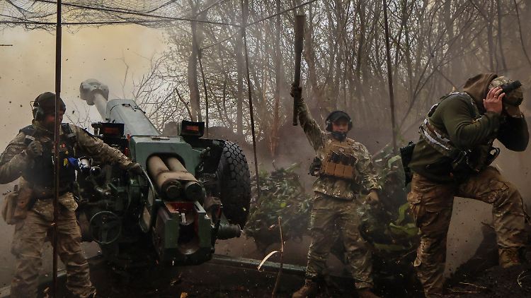Ukrainische Soldaten feuern mit einer Haubitze in Richtung russischer Stellungen bei Bachmut. 