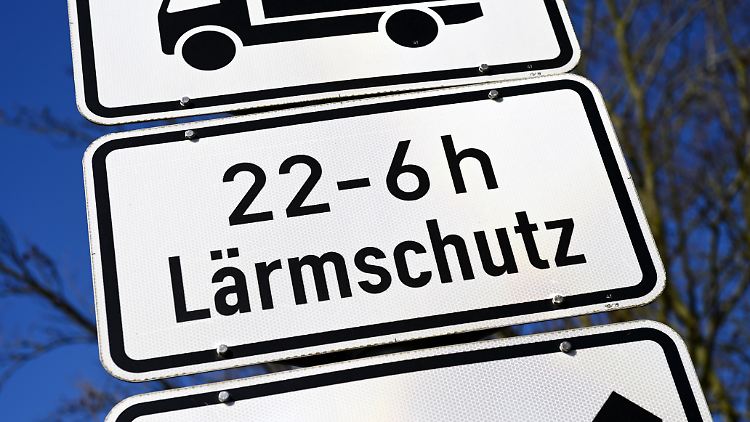 Nachts durch Lärm aufzuwachen, kann sich negativ auf die Gesundheit auswirken.