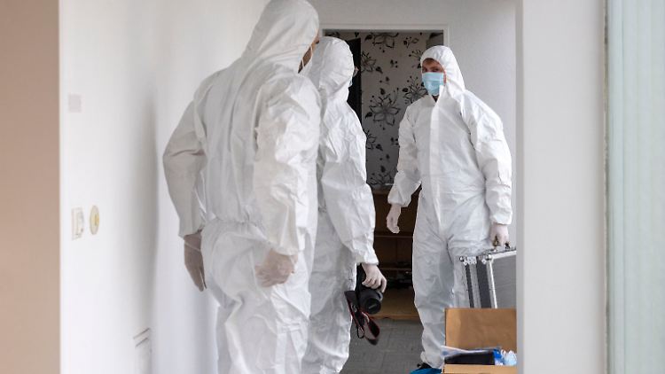 Beamte der Kriminalpolizei sicherten Spuren in der Wohnung des Verdächtigen in einem Mehrfamilienhaus unweit des Tatorts.