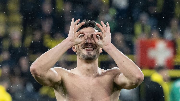 Mats Hummels hat das Fernglas noch nicht ausgepackt. 
