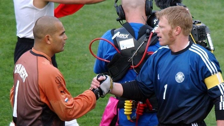 Jose Luis Chilavert (l.) und Oliver Kahn vor dem WM-Achtelfinale 2002.
