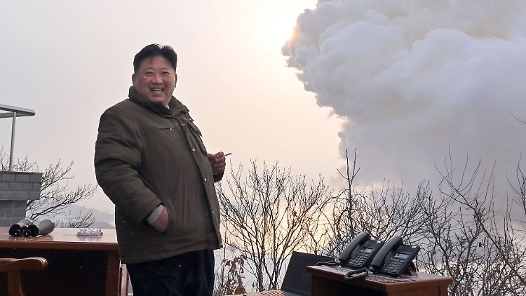Auch Staatschef Kim Jong Un greift gern mal zur Zigarette. 