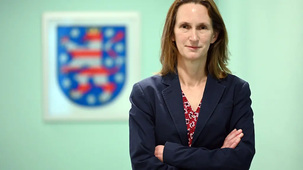 Mirjam-Kruppa-Buendnis90-Die-Gruenen-Beauftragte-fuer-Integration-Migration-und-Fluechtlinge-steht-im-Thueringer-Ministerium-fuer-Migration-Justiz-und-Verbraucherschutz