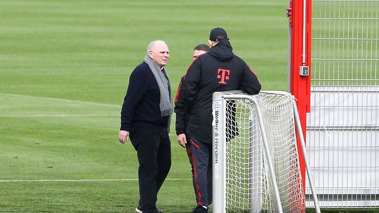 Uli Hoeneß redet auf Thomas Tuchel ein.