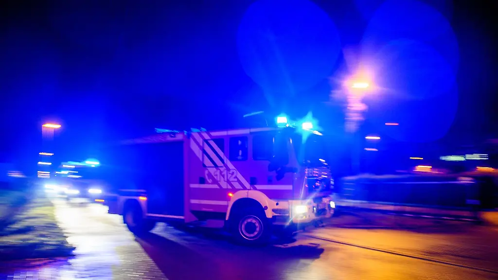 Fahrzeuge-der-Feuerwehr-Magdeburg-verlassen-die-Feuerwache