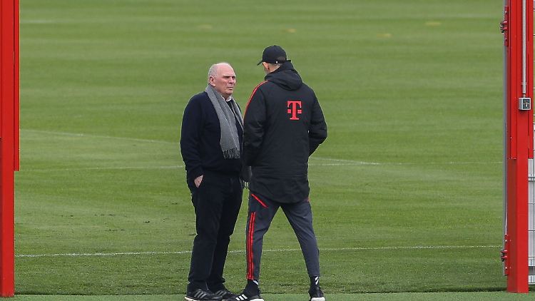 Uli Hoeneß sprach mit Bayern-Trainer Thomas Tuchel. Vier Tage später holte sich der FC Bayern die Tabellenführung zurück.