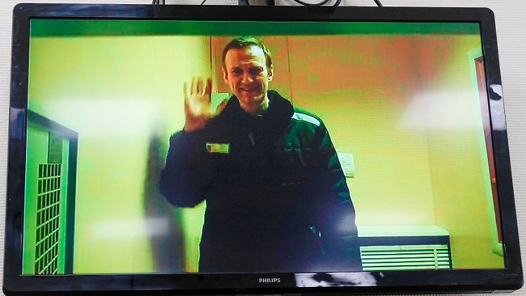 Nawalny ist per Videolink bei einer Anhörung auf einem Monitor im Moskauer Bezirksgericht Babushkinsky zu sehen. 