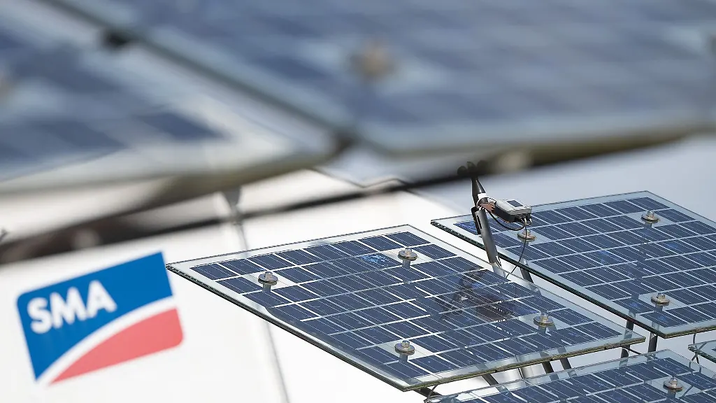Photovoltaikanlagen-stehen-vor-dem-Hauptsitz-des-Unternehmens-SMA-Solar-Technology-Der-Solartechnikhersteller-SMA-Solar-hat-Umsatz-und-Ergebnis-2023-unter-anderem-dank-einer-hohen-Nachfrage-kraeftig-gesteigert