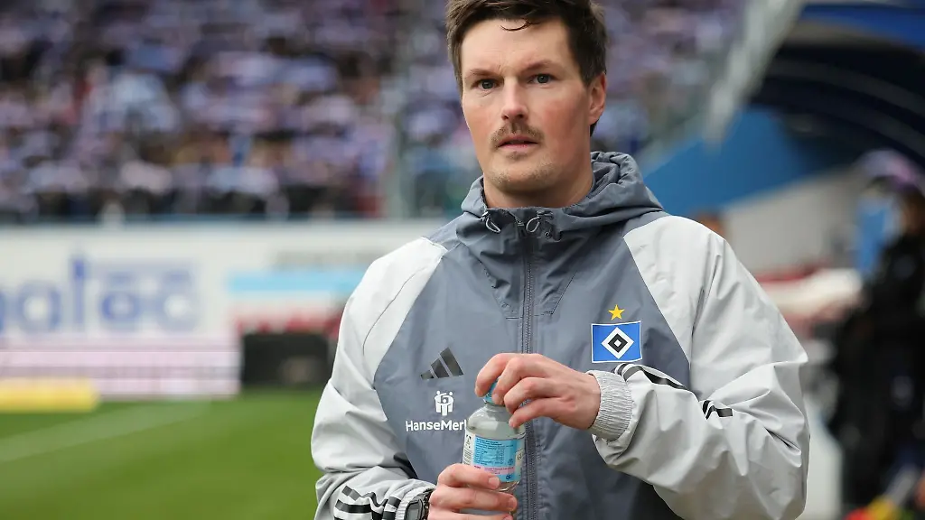 Hamburgs-Interimstrainer-Merlin-Polzin-am-Spielfeldrand