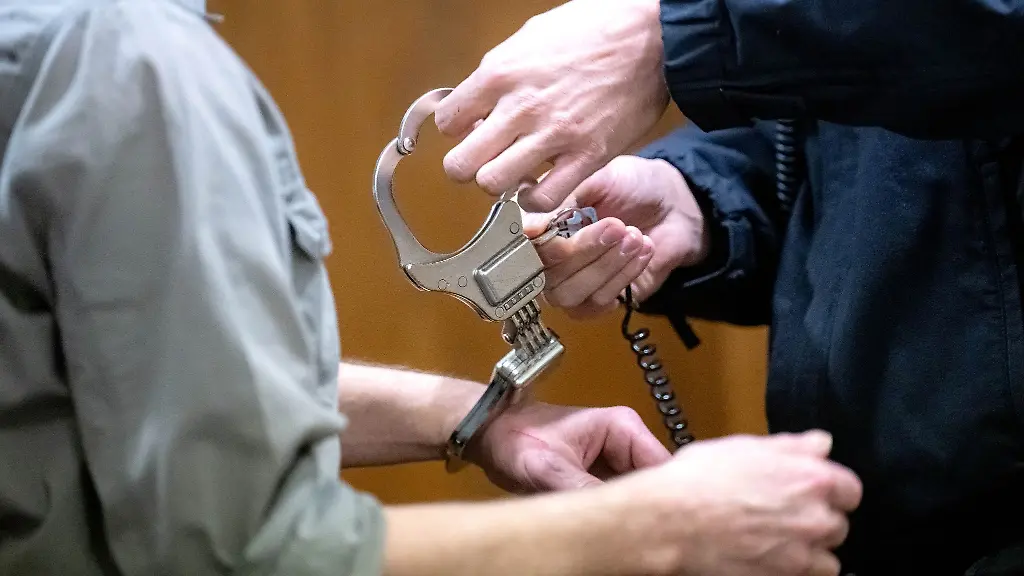 Der-Angeklagte-l-wird-in-den-Gerichtssaal-im-Landgericht-gefuehrt