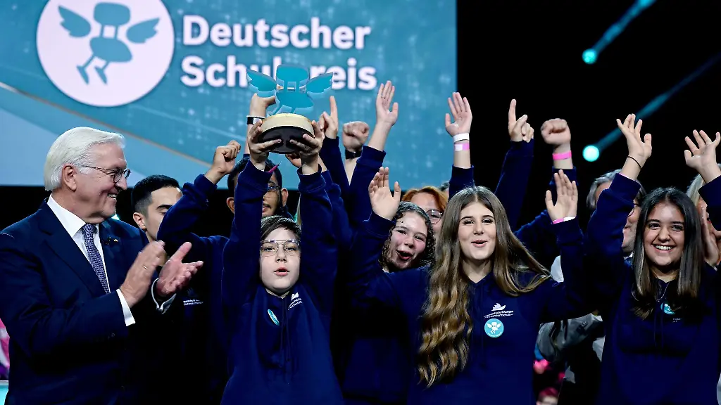 Bundespraesident-Frank-Walter-Steinmeier-uebergibt-den-Hauptpreis-bei-der-Verleihung-das-Schulpreises-2023-an-Schueler-der-Mittelschule-Erlangen-Eichendorffschule-aus-Bayern