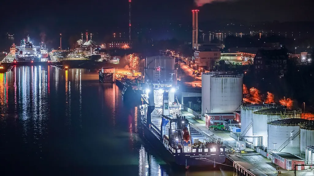 Das-Frachtschiff-Symphony-Performer-hat-an-den-Industrieanlagen-vor-der-Schleuse-Holtenau-des-Nord-Ostsee-Kanals-angelegt