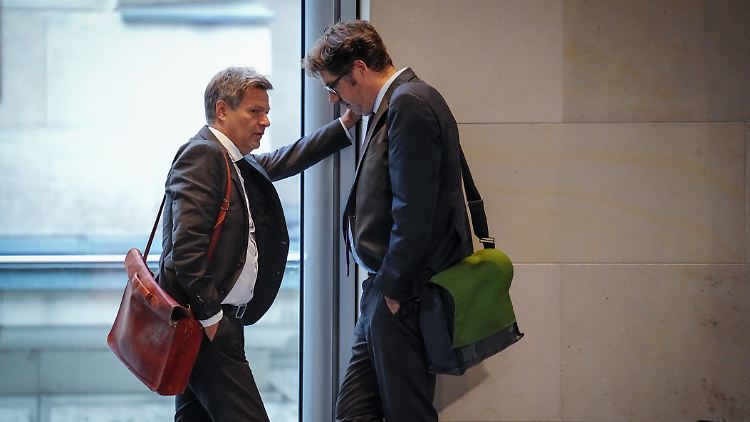 Robert Habeck im Gespräch mit Michael Kellner: Der Opposition sind die familiären Verflechtungen von Letzterem nicht geheuer.