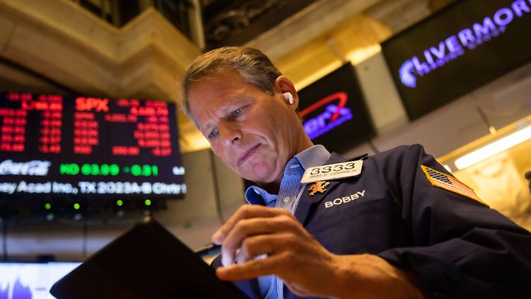 Skeptisch beäugen die Händler an der NYSE die Entwicklungen am Bankenmarkt.