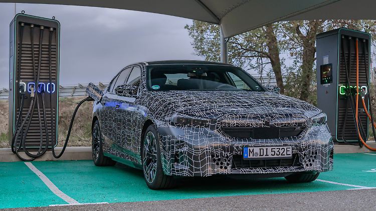Starke Ladesäulen hin oder her: 400-Volt-Technik begrenzt die Ladeleistung. Erst die kommende BMW-Neue-Klasse wird über eine 800-Volt-Architektur verfügen.