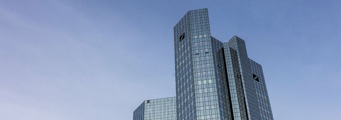 Blick auf die Zentrale der Deutschen Bank im Frankfurter Bankenviertel.