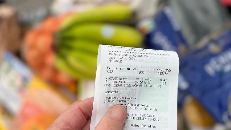 Besonders die Kosten für Nahrungsmittel belasten viele Menschen - leider ist in dem Bereich nicht mit einer schnellen Entspannung zu rechnen.