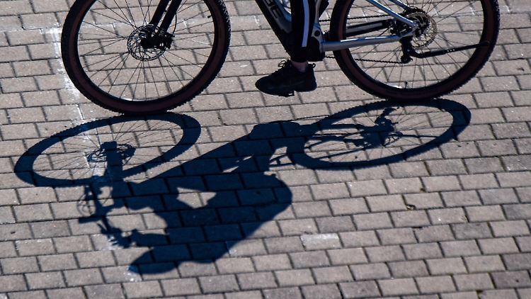 Ein Radfahrer wirft einen Schatten.