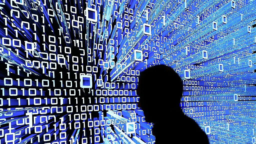 Ein-Messebesucher-geht-an-einem-Leuchtdisplay-auf-der-CeBIT-vorbei