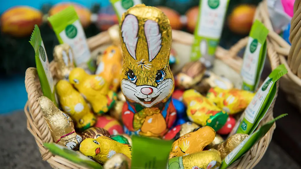 Ein-Osternest-mit-Schokohase-und-Schokokueken