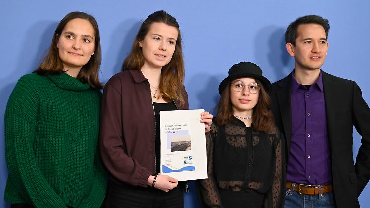 Lea Sprenger, Luisa Neubauer, Kiara Heizmann und Pao-Yu Oei bei der Pressekonferenz von Fridays for Future und dem Deutschen Institut für Wirtschaftsforschung zur Vorstellung der Studie "Kohleausstieg in der Lausitz zur Einhaltung der 1,5-Grad-Grenze".