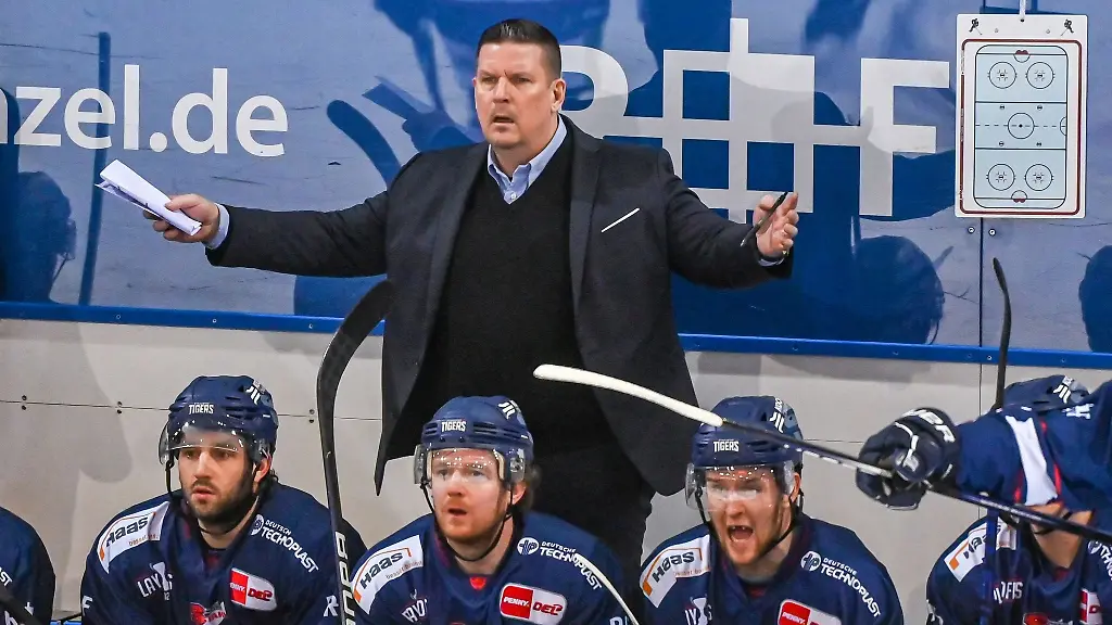 Trainer-Tom-Pokel-von-Straubing-steht-hinter-seiner-Mannschaft