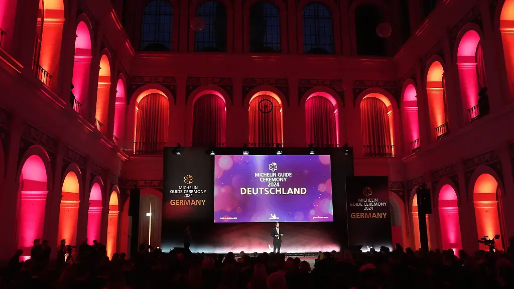 Markus-Bast-Michelin-Managing-Director-DACH-spricht-waehrend-der-Verleihung-der-Michelin-Sterne