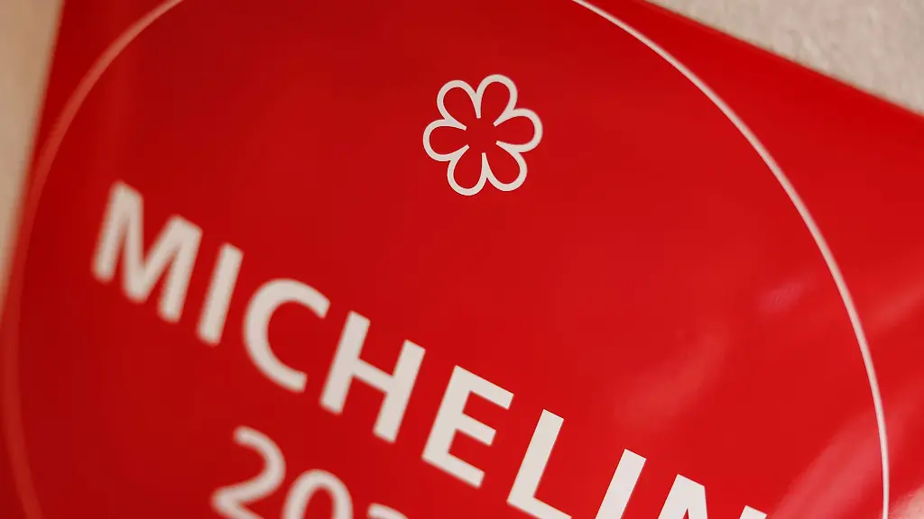An-der-Wand-eines-Restaurants-haengt-ein-Schild-das-auf-einen-Michelin-Stern-hinweist
