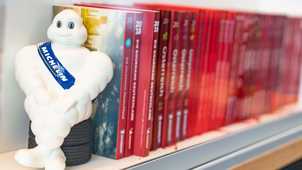 Ein-Michelin-Maennchen-und-Guide-Michelins-verschiedener-Jahrgaenge