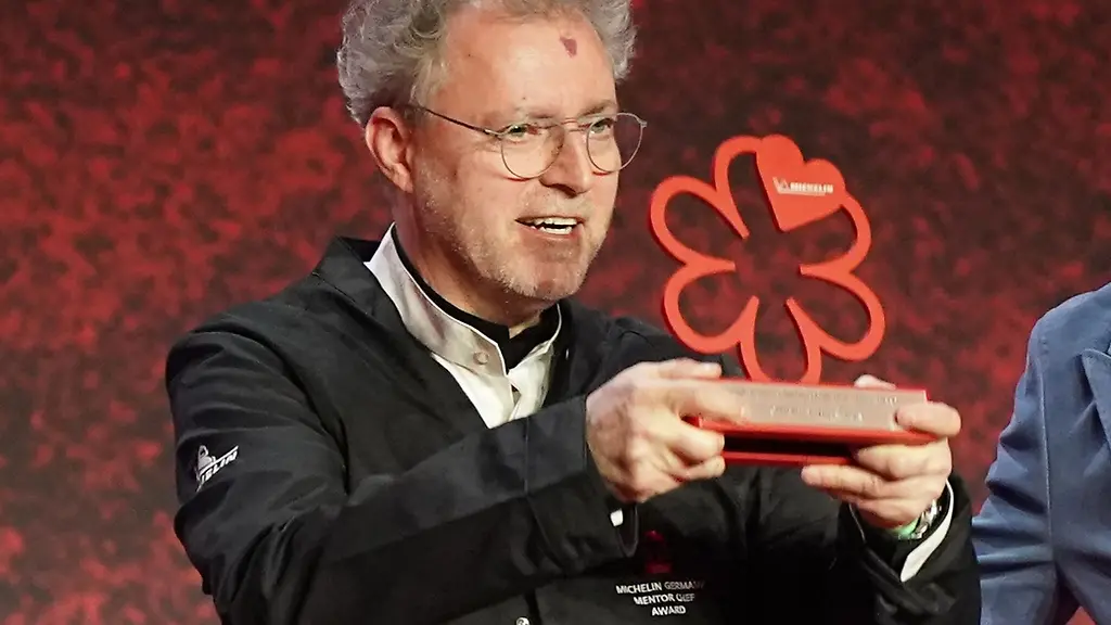 Drei-Sterne-Koch-Sven-Elverfeld-vom-Restaurant-Aqua-haelt-seinen-Mentor-Chef-Award-hoch