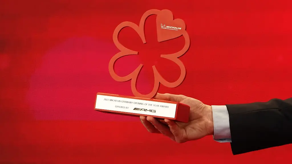 Der-Award-vom-Guide-Michelin-waehrend-der-Verleihung-der-Michelin-Sterne