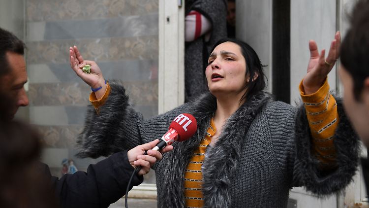 Die Mutter der getöteten Rose spricht mit Journalisten. 