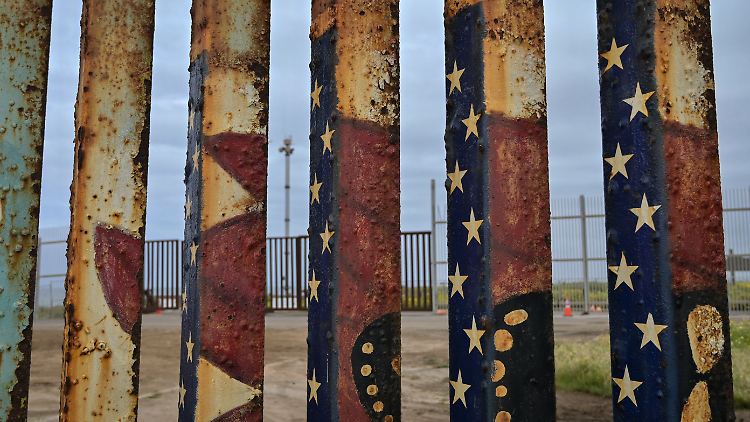 Der provisorische Grenzzaun an der Grenze zwischen Mexiko und den USA soll verstärkt werden. 