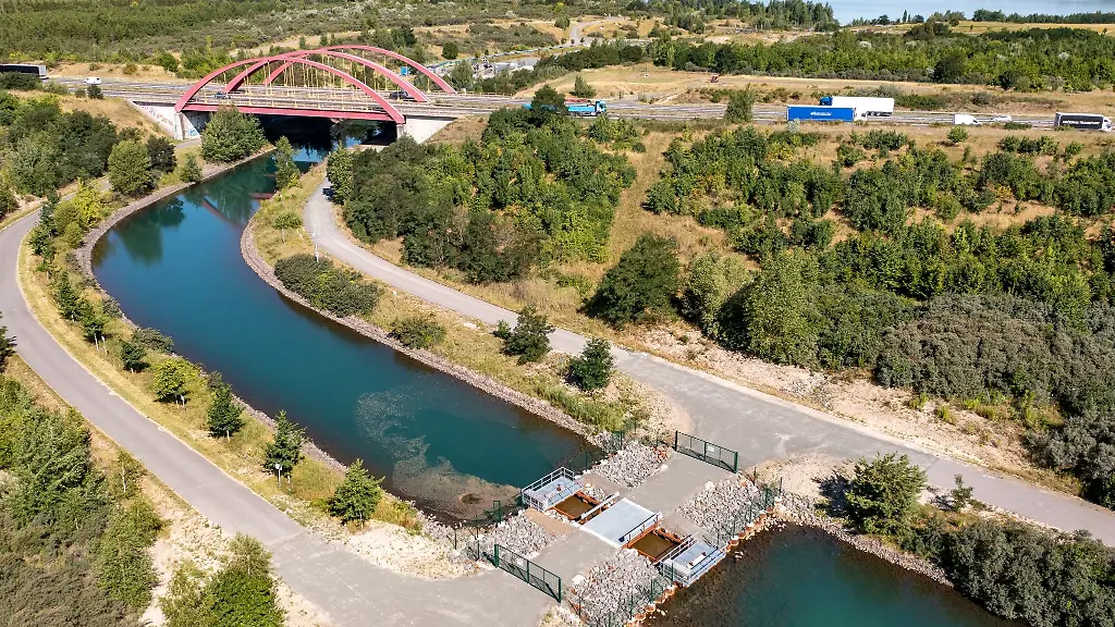 Blick-auf-den-Stoermthaler-Kanal-zwischen-dem-Markkleeberger-See-hinten-und-dem-Stoermthaler-See