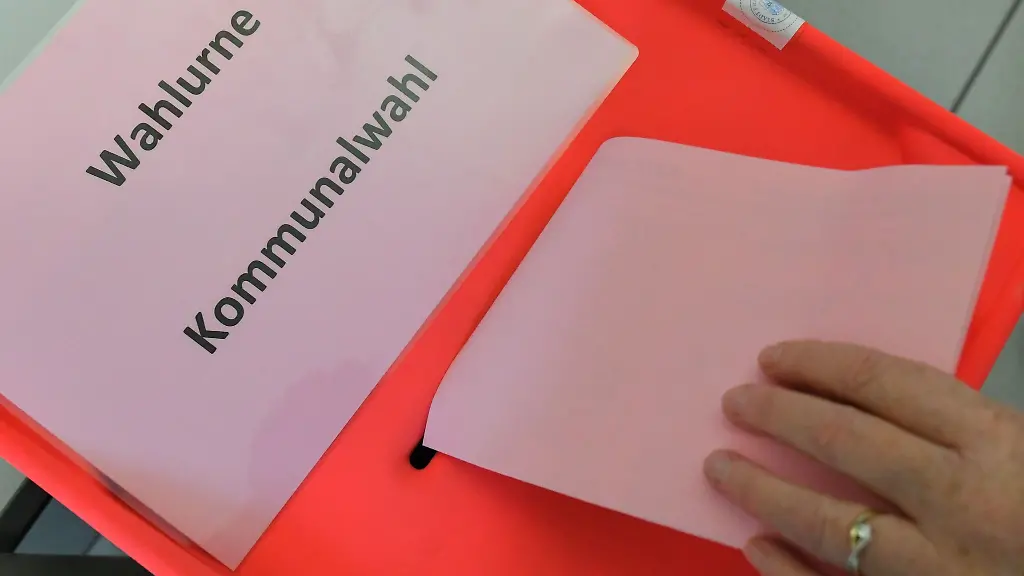 Eine-Waehlerin-steckt-ihren-Stimmzettel-bei-einer-frueheren-Kommunalwahl-in-Brandenburg-in-die-Wahlurne