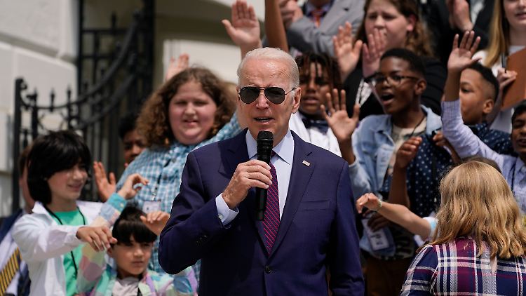 Auf dem Südrasen des Weißen Hauses stand Biden den Kleinen Rede und Antwort.